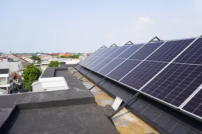 Instalasi panel surya di Jabodetabek oleh tim Ufuk Hijau Energi