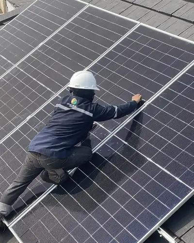 Instalasi panel surya di Jabodetabek oleh tim Ufuk Hijau Energi