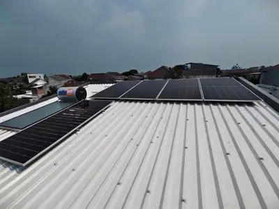 Instalasi panel surya di Jabodetabek oleh tim Ufuk Hijau Energi