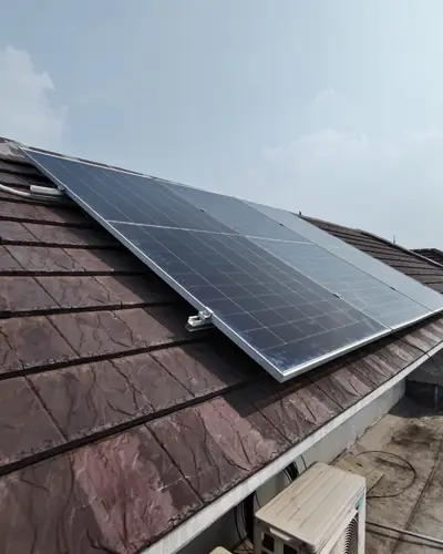 Instalasi panel surya di Jabodetabek oleh tim Ufuk Hijau Energi