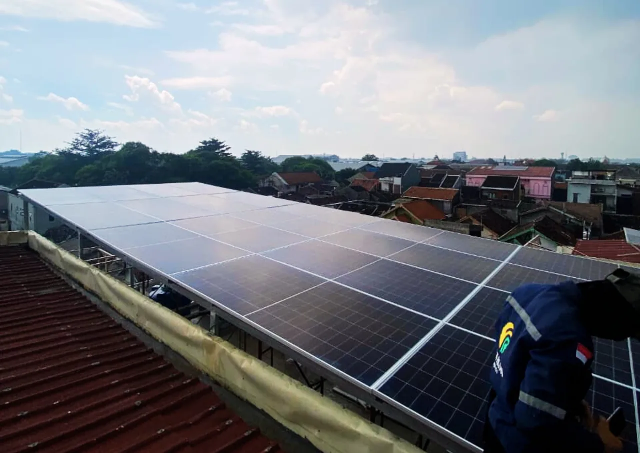 Tim Ufuk Hijau Energi di atap PLTS 12,4 kWp Pesantren Elfan AI Academy Sukoharjo
