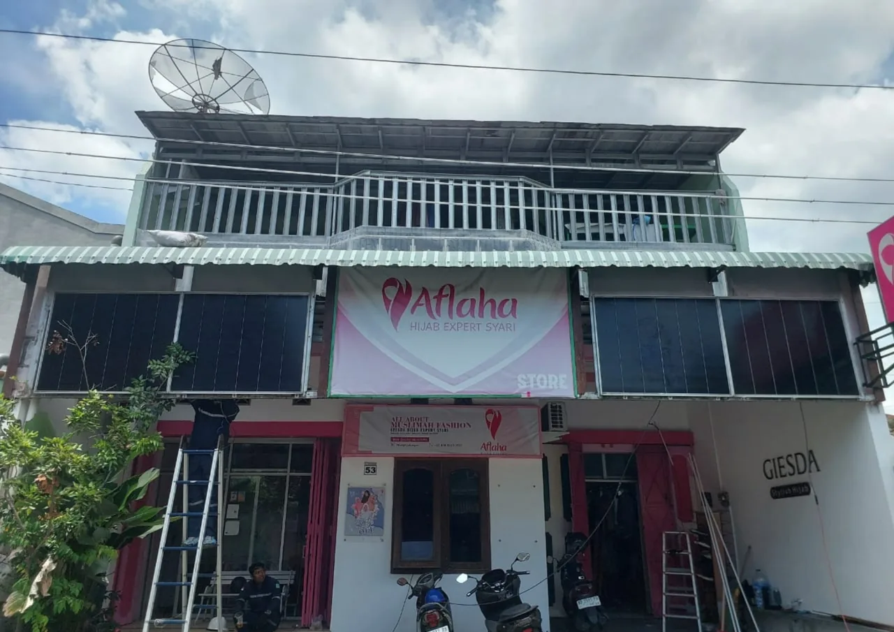 Toko Aflaha Hijab Store di Sukoharjo yang memakai PLTS 5 kWp