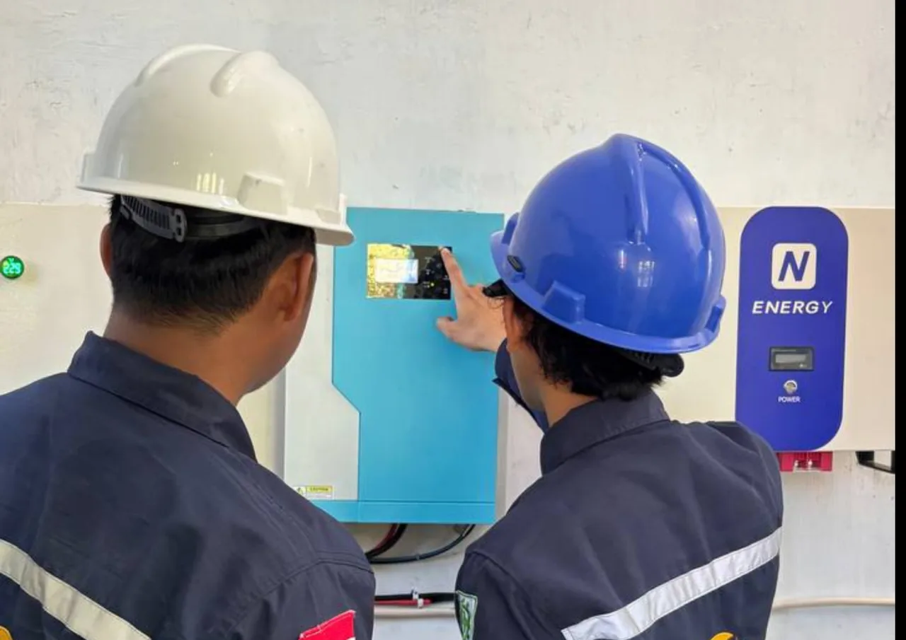 Teknisi memeriksa inverter PLTS di SD IT El-Haq Sidoarjo
