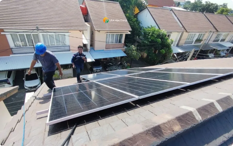 PLTS rumah tinggal di Jakarta Timur (4,3 kWp) oleh Ufuk Hijau Energi