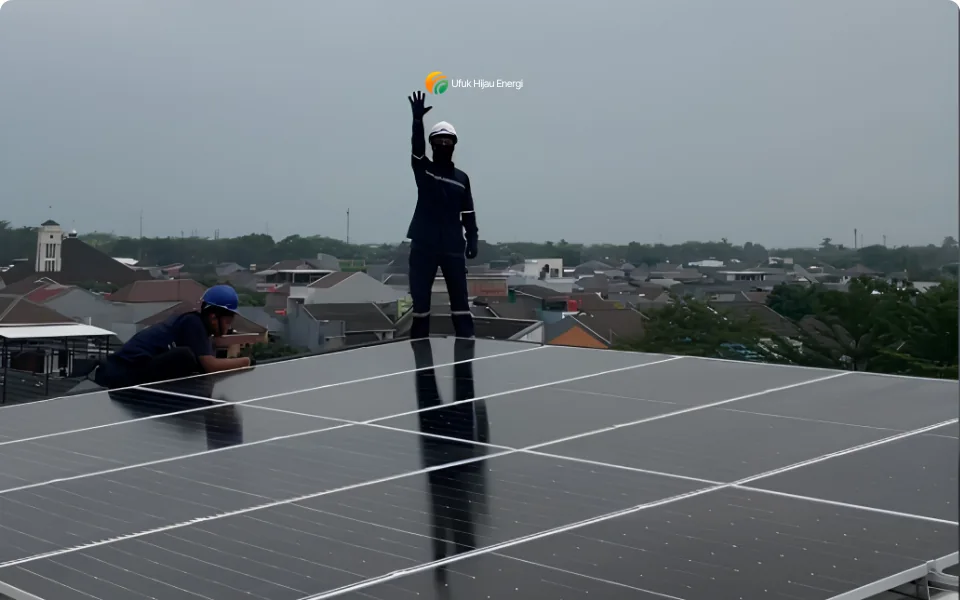 Teknisi Ufuk Hijau Energi memasang PLTS atap 8 kWp di rumah tinggal Tangerang