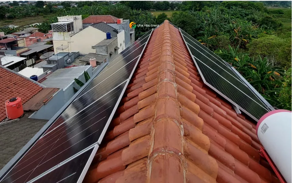 Panel surya PLTS residensial di Bekasi